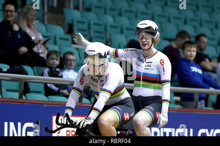 Sophie Thornhill (à droite) et son pilote Helen Scott (à gauche) en Grande-Bretagne célèbrent la victoire du test féminin B 1000m Time Trial, lors de la première journée de l'International de paracyclisme de Manchester au Centre national de cyclisme de HSBC Royaume-Uni, à Manchester. Banque D'Images