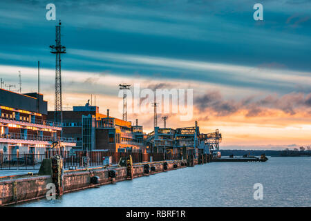 Helsinki, Finlande. Vue d'un terminal de ferries sur Kauppatori Lever du Soleil. Banque D'Images