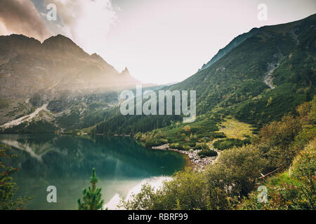 Parc National des Tatras, en Pologne. Célèbre Montagnes Lac Morskie Oko ou la mer dans le lac des yeux Soirée d'été. Magnifique Coucher de soleil au-dessus du paysage du lac des Tatras Banque D'Images