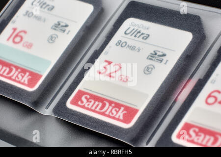 BUENOS AIRES, ARGENTINE - 9 janvier 2019 : macro shot présentant un kit de cartes mémoire SD (16, 32 et 64 Go) placés et organisés dans une affaire. L'accent sur Banque D'Images