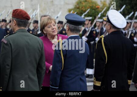 Chancelier de la République fédérale d'Allemagne, Angela Merkel, vu l'inspection de la garde d'honneur après la cérémonie de pose de gerbe au Monument du Soldat inconnu. Banque D'Images