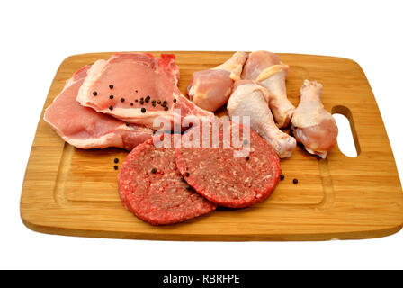 La viande sur une planche à découper en bois Banque D'Images