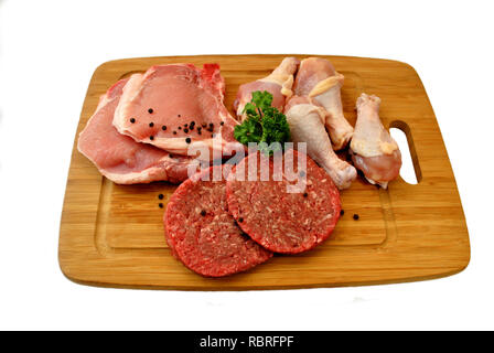 La viande sur une planche à découper en bois Banque D'Images