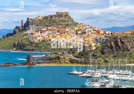 Vue pittoresque sur la ville médiévale de Castelsardo, province de Sassari, Sardaigne, Italie. Destination de voyage populaires. Port de mer sur l'avant-plan. Medite Banque D'Images