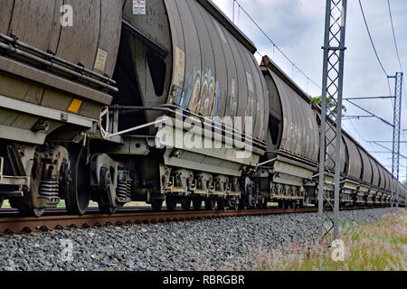 TRAIN DE CHARBON DU QUEENSLAND QUI TRANSITENT PAR PAYS Banque D'Images