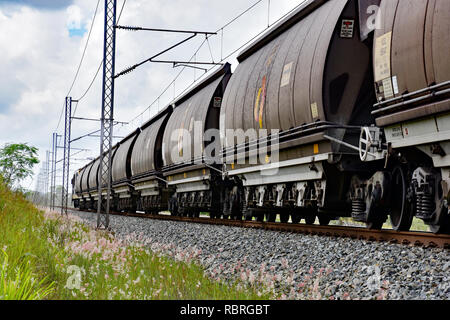 TRAIN DE CHARBON DU QUEENSLAND QUI TRANSITENT PAR PAYS Banque D'Images