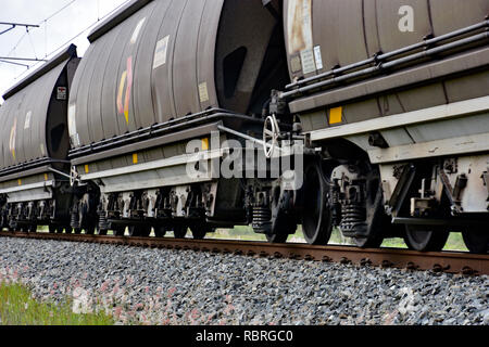 TRAIN DE CHARBON DU QUEENSLAND QUI TRANSITENT PAR PAYS Banque D'Images