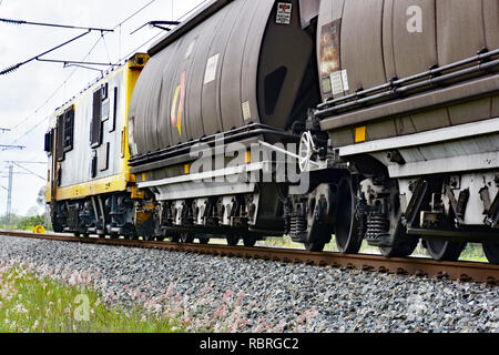 TRAIN DE CHARBON DU QUEENSLAND QUI TRANSITENT PAR PAYS Banque D'Images