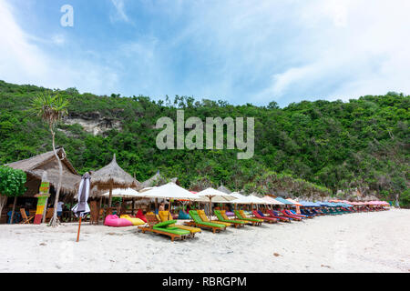 Des chaises longues sur la plage Atuh vacanciers attendent. Banque D'Images