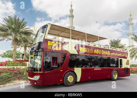 Abu Dhabi, Émirats arabes unis, le 16 décembre 2015 : Big Bus qui emmène les touristes à une visite de la ville. Banque D'Images