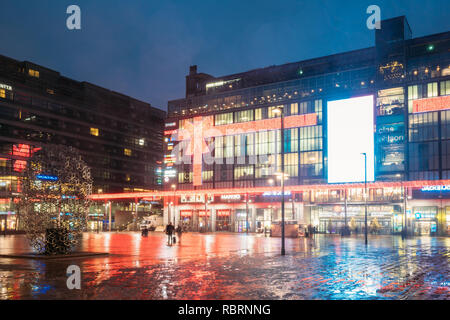 Helsinki, Finlande - le 8 décembre 2016 : Centre Commercial Kamppi dans nuit Soir Illumination. Banque D'Images