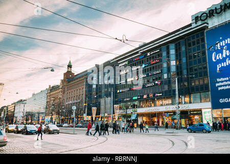 Helsinki, Finlande - le 10 décembre 2016 : : centre commercial Forum sur Mannerheimintie ou Avenue Mannerheim en journée d'hiver. Banque D'Images