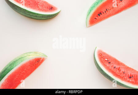 Watermelon slice sur fond pastel.Les fruits d'été idées concept design laïcs. Banque D'Images