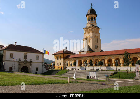 ALBA LULIA, Roumanie - 23 juillet 2018 : Le Couronnement Cathédrale Orthodoxe et cathédrale catholique romaine de forteresse de Alba Iulia, Transylvanie, Roumanie. Banque D'Images