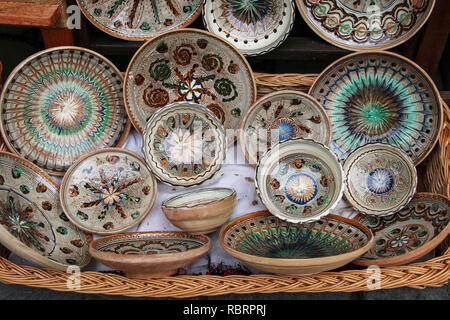 Des plats traditionnels en céramique peint en vente sur l'un des marchés à Sighisoara, Roumanie. Banque D'Images