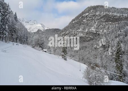 Hallstatt, Autriche en hiver entre les montagnes enneigées du Hallstatt. Vue d'en haut. Banque D'Images