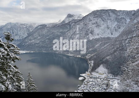 Hallstatt sky walk. Superbe vue depuis le haut du lac et montagnes enneigées. Banque D'Images