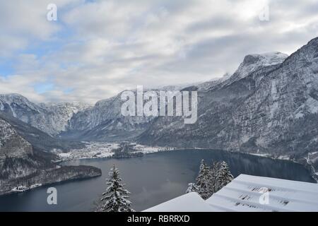 Hallstatt sky walk. Superbe vue depuis le haut du lac et montagnes enneigées. Banque D'Images