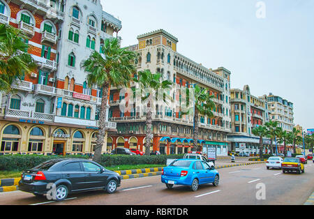 Alexandrie, Egypte - Décembre 19, 2017 : Petite Venise historique bâtiments de Corniche Avenue avec la circulation rapide sur le premier plan, le 19 décembre à Alex Banque D'Images