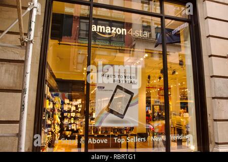 Amazon's premier magasin physique à Manhattan, New York City appelé Amazon 4 étoiles, seuls les points de vente classé 4 étoiles et au-dessus sur Amazon.com Banque D'Images