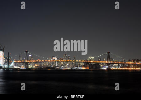 Le pont de Williamsburg à Brooklyn avec nuit en arrière-plan Banque D'Images