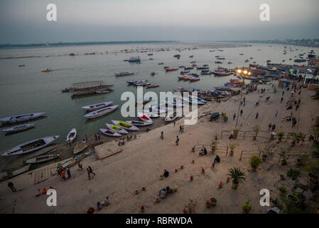 Heure bleue élevée (après le coucher du soleil) de scène le Gange avec des bateaux dans la rivière à Varanasi, Inde Banque D'Images