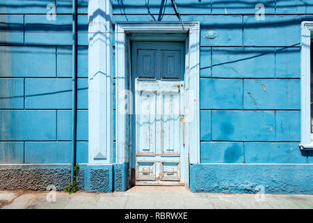 Bâtiment peint bleu et la porte à Valparaiso, Chili. Banque D'Images