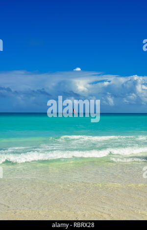 Plage avec sable blanc et eau turquoise à Cuba Banque D'Images