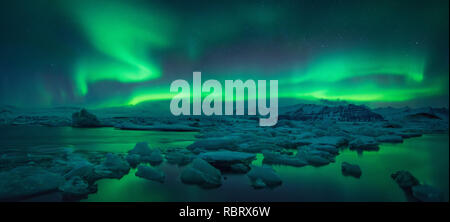 Aurore boréale au-dessus du glacier Jökulsárlón lagoon, Iceland Banque D'Images