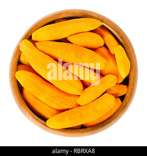 Les rhizomes de curcuma pelé dans bol en bois. Des racines fraîches de Curcuma longa, Le curcuma, avec orange. Pour les épices curry, moutarde et coloration de la médecine. Banque D'Images