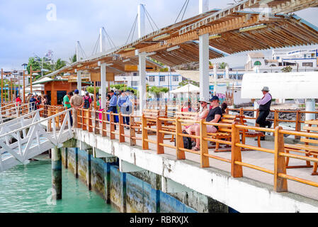 San Cristobal, Galapagos, Equateur - 25 novembre 2018 : vue extérieure de la foule des touristes dans une jetée en bois à San Cristibal prêt à bord du bateau pour t Banque D'Images