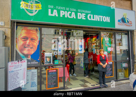 SANTIAGO, CHILI - 16 octobre 2018 : vue extérieure du restaurant, la pica de Clinton situé dans les rues de Santiago, Chili Banque D'Images