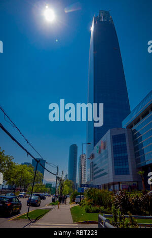 SANTIAGO, CHILI - 13 septembre 2018 : beau bâtiment de Gran Torre Santiago,Sky Costanera tall et grand contre un beau ciel bleu avec un soleil dans l'arrière-plan Banque D'Images