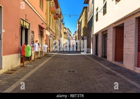 Orbetello, Italie - Octobre 08, 2018 : Avis de rue étroite à Orbetello sur la péninsule Argentario. La toscane. Italie Banque D'Images