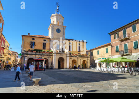 Orbetello, Italie - 08 octobre 2018 : vue sur Piazza Eroe dei Due Mondi à Orbetello sur la péninsule Argentario. La toscane. Italie Banque D'Images