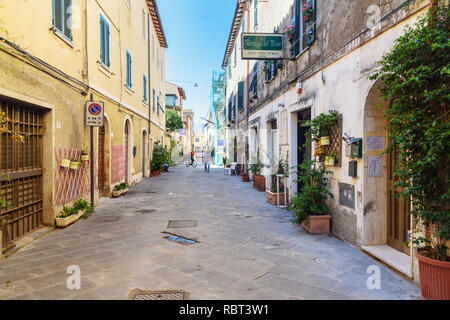 Orbetello, Italie - Octobre 08, 2018 : Avis de rue étroite à Orbetello sur la péninsule Argentario. La toscane. Italie Banque D'Images