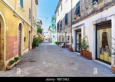 Orbetello, Italie - Octobre 08, 2018 : Avis de rue étroite à Orbetello sur la péninsule Argentario. La toscane. Italie Banque D'Images