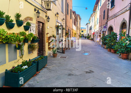 Orbetello, Italie - Octobre 08, 2018 : Avis de rue étroite à Orbetello sur la péninsule Argentario. La toscane. Italie Banque D'Images