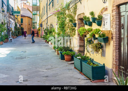 Orbetello, Italie - Octobre 08, 2018 : Avis de rue étroite à Orbetello sur la péninsule Argentario. La toscane. Italie Banque D'Images