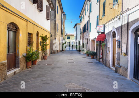 Orbetello, Italie - Octobre 08, 2018 : Avis de rue étroite à Orbetello sur la péninsule Argentario. La toscane. Italie Banque D'Images