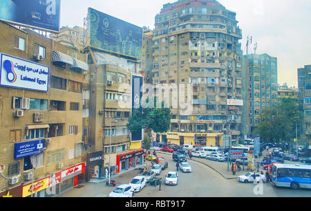 GIZA, EGYPTE - 19 décembre 2017 : Le Liban occupé Square dans le quartier miteux Mit Akaba avec tours, plusieurs panneaux publicitaires, le trafic chaotique et nu Banque D'Images