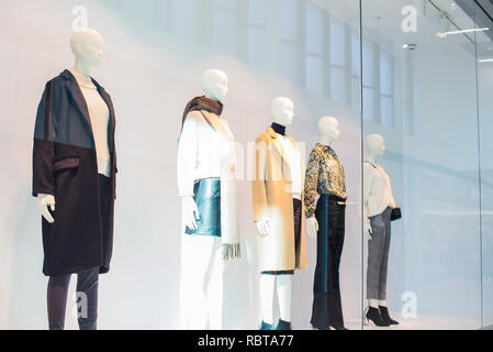 Boutique de mode Mannequins en vitrine à l'intérieur de centre commercial. Femme style casual. Vue de côté. Focus sélectif. Copy space Banque D'Images