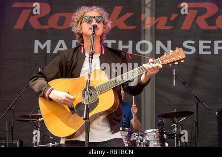 Avec l'exécution à la Rock 'n' Roll Marathon Series à Liverpool Banque D'Images