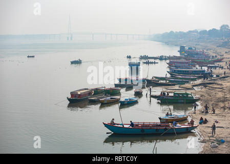 Une photo de paysage dans le Gange à Varanasi à au sud de Assi Ghat avec pont de Ramnagar dans l'arrière-plan et de bateaux dans l'avant-plan. Banque D'Images