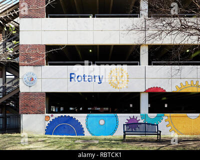 Decorative sign et la signalisation sur le côté du parking gratuit parking de la publicité et du marketing pour le Club Rotary à Montgomery, en Alabama, USA. Banque D'Images