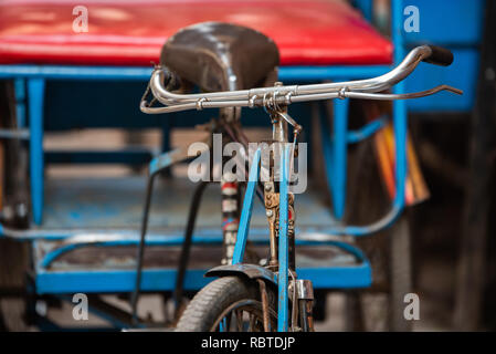 Pousse-pousse à vélo vu de l'avant avec l'aide d'un guidon et siège visible. Prises de Chandni Chowk, Delhi Banque D'Images