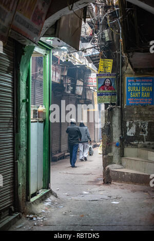 Vue d'une rue étroite dans le célèbre quartier de Chandni Chowk, Delhi, Inde Banque D'Images