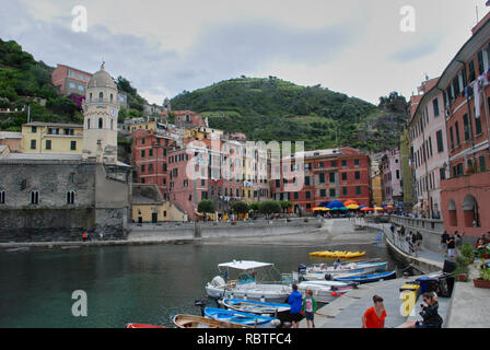 Belle vue sur Vernazza .est l'un des cinq villages colorés du célèbre Parc National des Cinque Terre en Italie, suspendue entre la mer et la terre sur la cl Banque D'Images