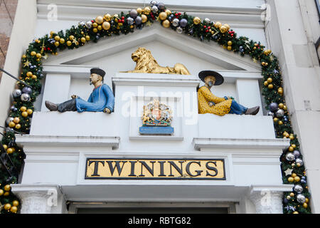 Décorations de Noël ornent l'entrée du célèbre café et thé Twinings emporium, Strand, London, UK Banque D'Images