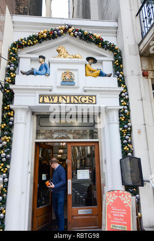 Décorations de Noël ornent l'entrée du célèbre café et thé Twinings emporium, Strand, London, UK Banque D'Images